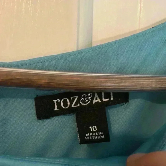 Roz and Ali Blue Floral A-Line Dress - Size 10 - With Pockets! - Picture 3 of 9